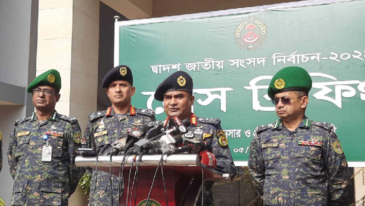 সংবাদ সম্মেলনে বাংলাদেশ আনসার ও গ্রাম প্রতিরক্ষা বাহিনীর মহাপরিচালক (ডিজি) মেজর জেনারেল একেএম আমিনুল হক