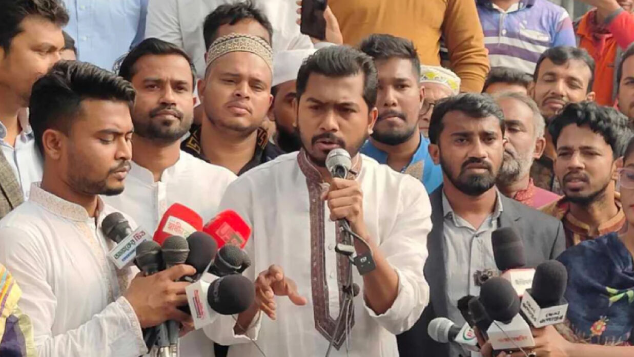 সমাবেশে বক্তব্য দিচ্ছেন নুরুল হক নুর