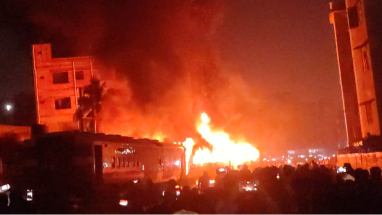 আগুনে পুড়ল বেনাপোল এক্সপ্রেসের ৪ বগি