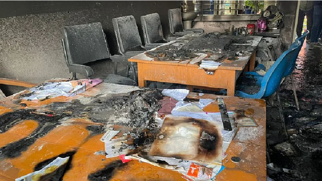 আজ গাজীপুরের কালিয়াকৈর উপজেলার বাঁশতলী সরকারি প্রাথমিক বিদ্যালয়ের অফিসকক্ষ পুড়িয়ে দিয়েছে দুর্বৃত্তরা