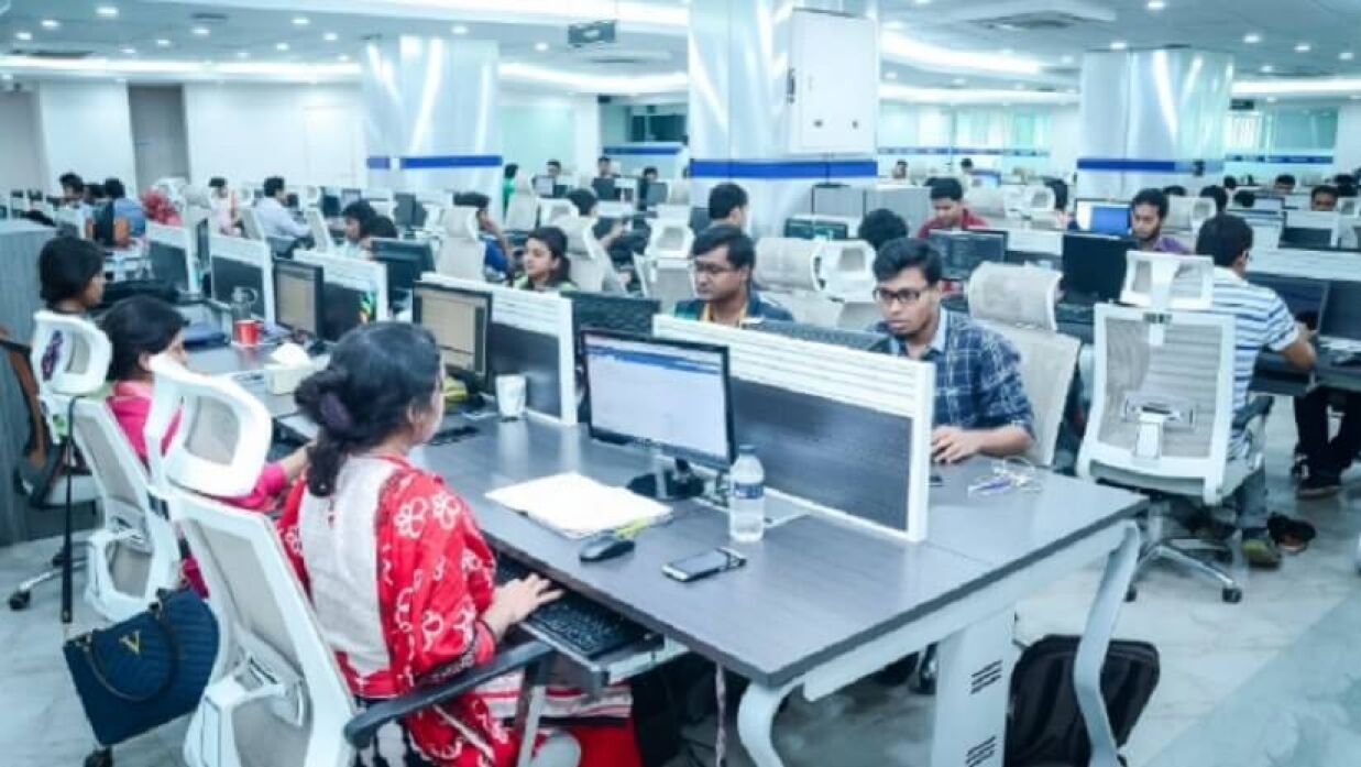 কর্মক্ষেত্রে পুরুষের সঙ্গে নারীর অংশগ্রহণ বাড়ছে