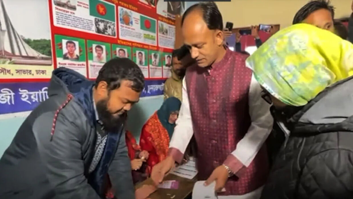 ভোট দিচ্ছেন ব্যারিস্টার সুমন