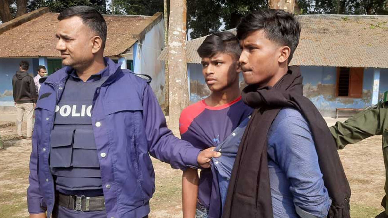জাল ভোট দেওয়ার সময় তিন কিশোরকে আটক করা হয়
