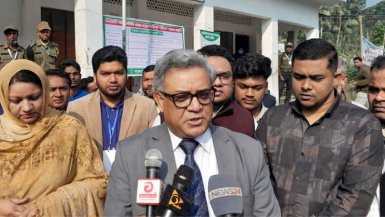 ভোট প্রদান শেষে গণমাধ্যমের সঙ্গে উপাচার্য কথা বলছেন