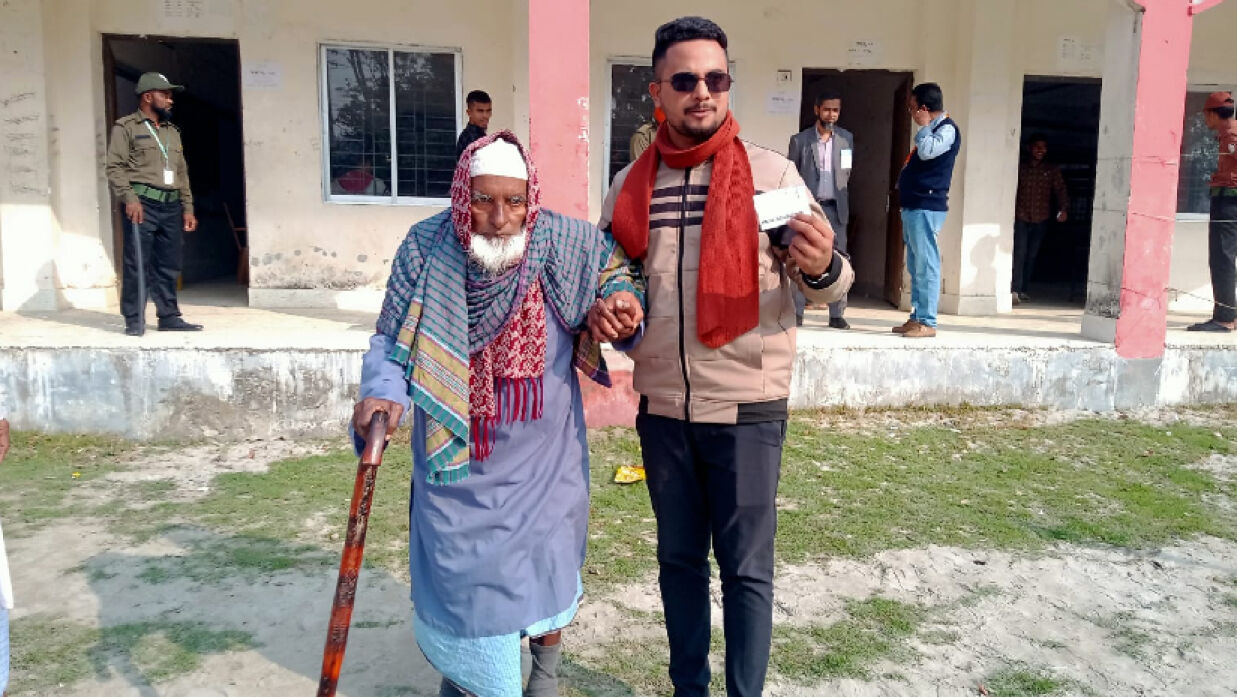 নাতি তরিকুল ইসলামের হাতে ভর করে ভোটকেন্দ্রে ১১০ বছর বয়সী  বৃদ্ধ রুহুল আমিন।