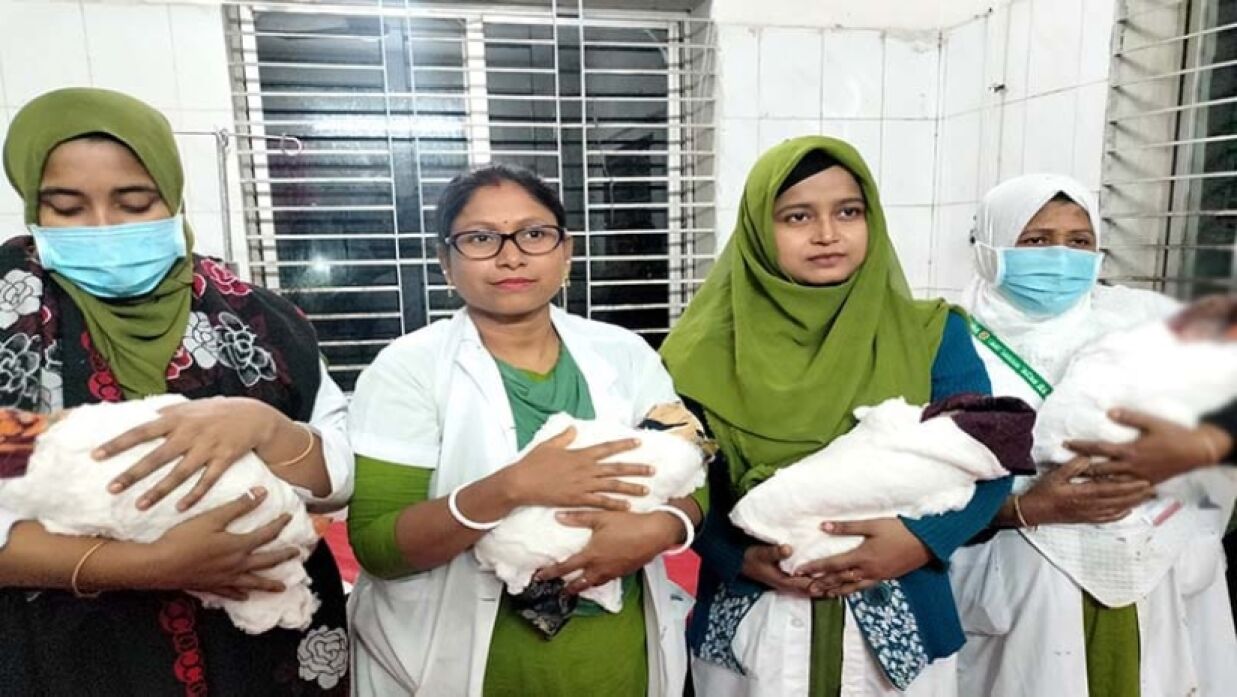 স্বাস্থ্য কমপ্লেক্সের নার্সদের কোলে চার কন্যা শিশু