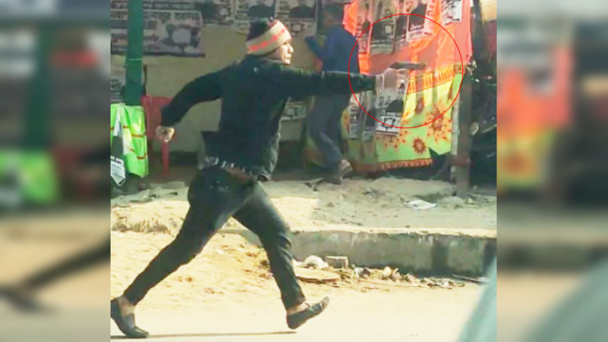 কে এই অস্ত্রধারী?