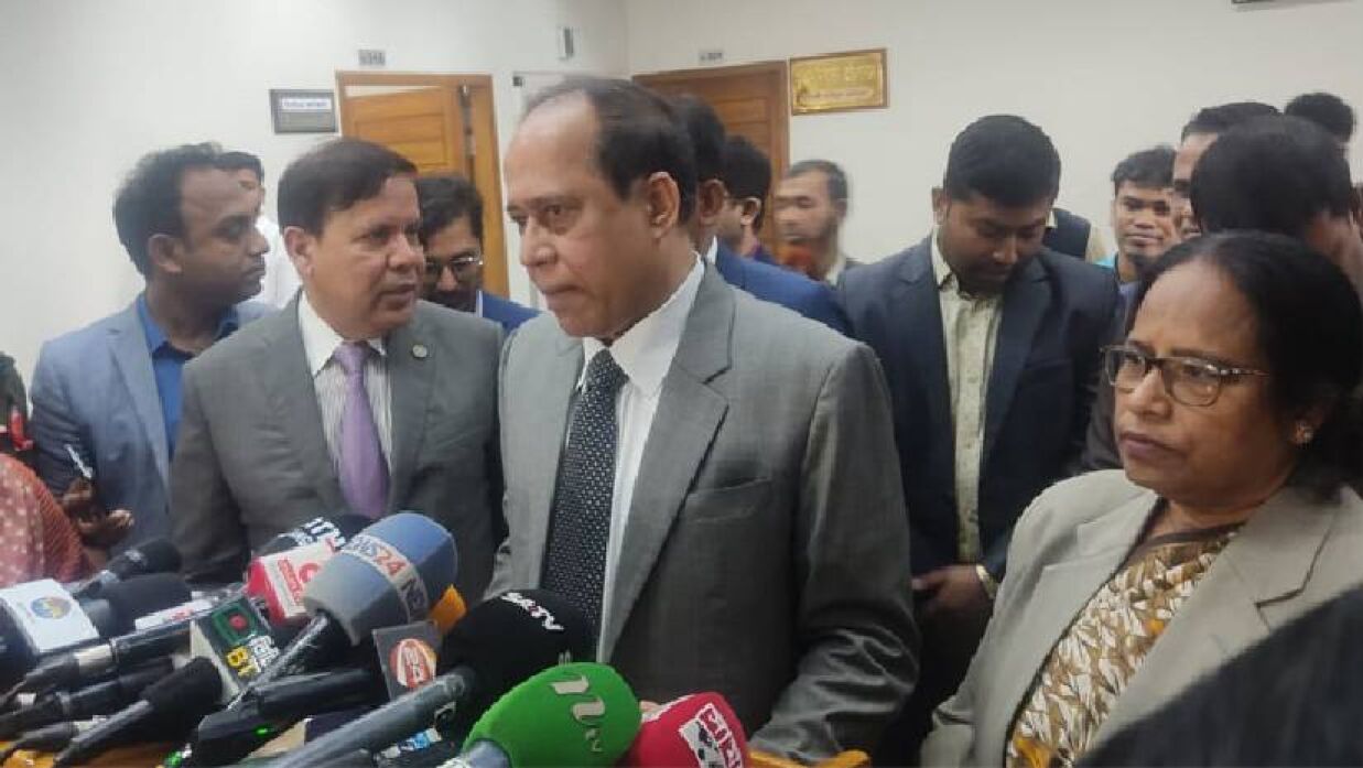 নির্বাচন কমিশনে সাংবাদিকদের সঙ্গে কথা বলছেন সিইসি