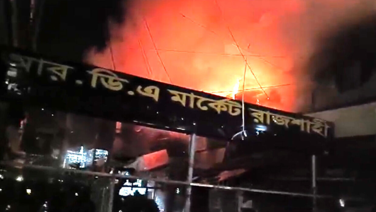 রাজশাহীর আরডিএ মার্কেটে ভয়াবহ আগুন