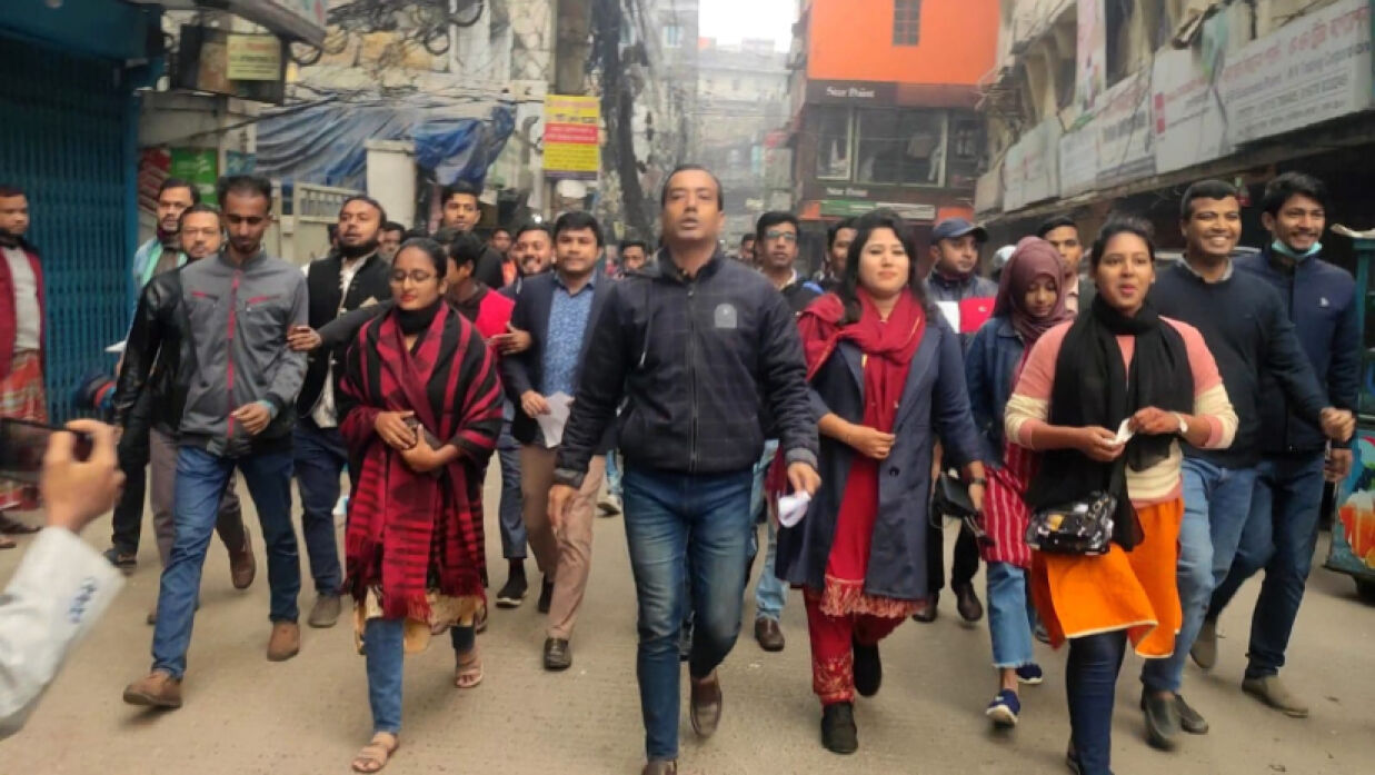 ভোটারদের ধন্যবাদ জানিয়ে ছাত্রদলের লিফলেট বিতরণ