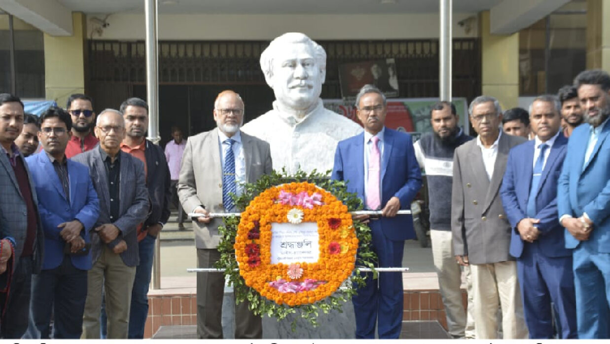 স্বদেশ প্রত্যাবর্তন দিবস উপলক্ষে বঙ্গবন্ধুর ভাস্কর্যে শ্রদ্ধা নিবেদন করছেন পবিপ্রবি উপাচার্য অধ্যাপক ড. স্বদেশ চন্দ্র সামন্ত