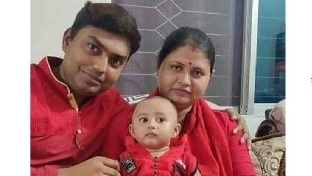 স্বামী ও তিন বছরের সন্তানের সঙ্গে ব্যাংকের সহকারী পরিচালক দীপান্বিতা বিশ্বাস দীপু