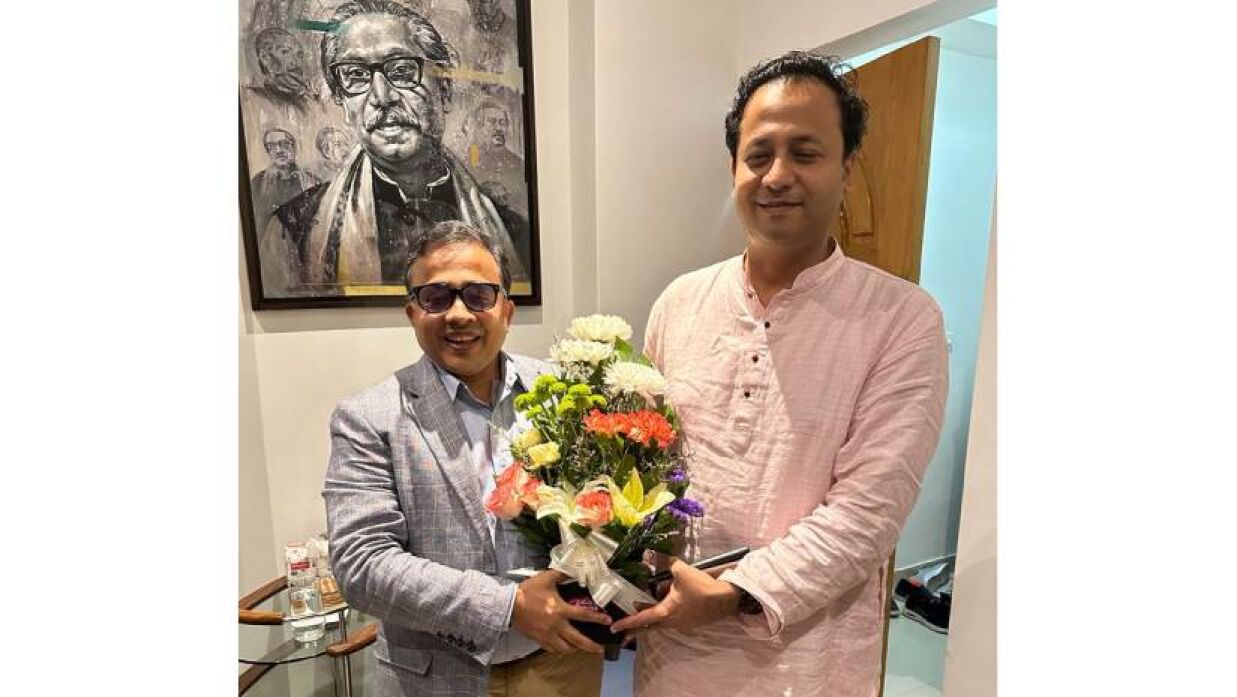 শিক্ষামন্ত্রীকে ফুলেল শুভেচ্ছা জানাচ্ছেন অধ্যাপক ড. মোহাম্মদ মিজানুর রহমান