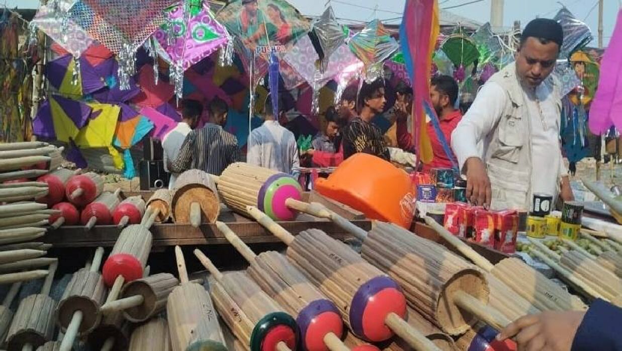 সাকরাইনের আমেজ লেগেছে পুরান ঢাকায়, অলিগলিতে ঘুড়ির পসরা