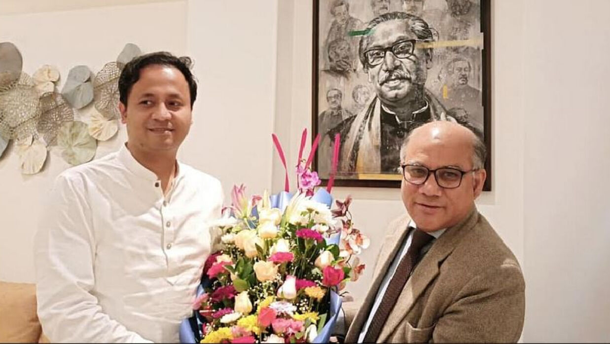  শিক্ষামন্ত্রীকে ফুলেল শুভেচ্ছা জানান হাবিপ্রবি উপাচার্য 