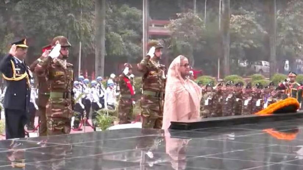 সশস্ত্র বাহিনীর বীর শহীদদের প্রতি প্রধানমন্ত্রীর শ্রদ্ধা