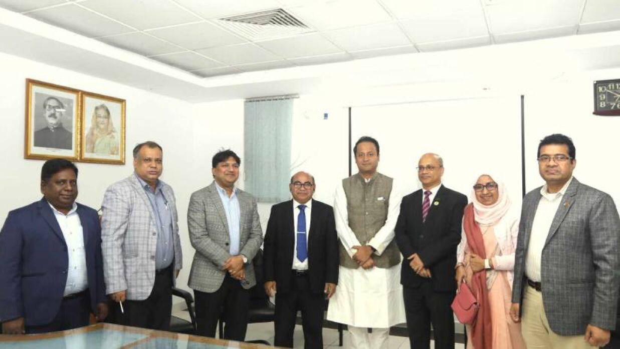 শিক্ষামন্ত্রীর সঙ্গে সৌজন্য সাক্ষাৎ