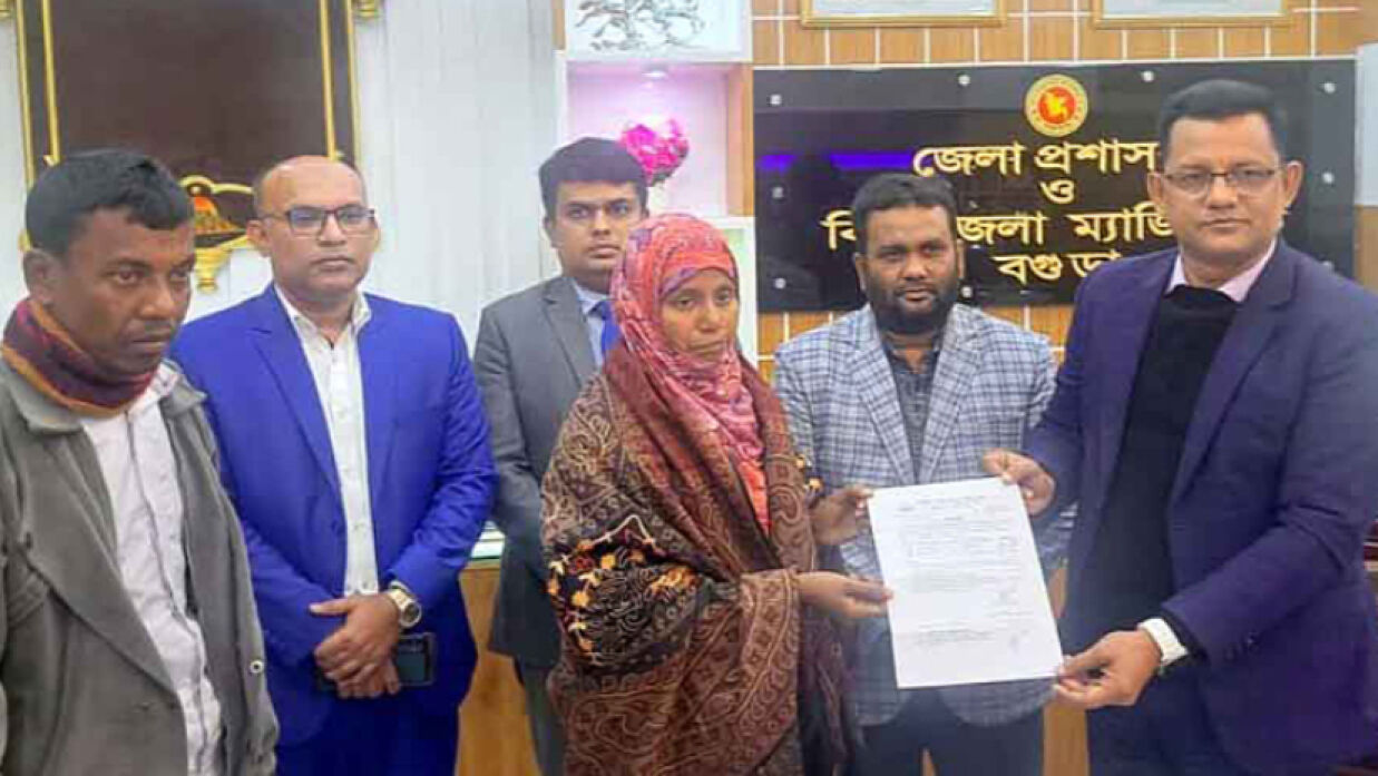 রিকশা চালিয়ে স্ত্রীকে মাস্টার্স পাস, চাকরি দিলেন প্রধানমন্ত্রী