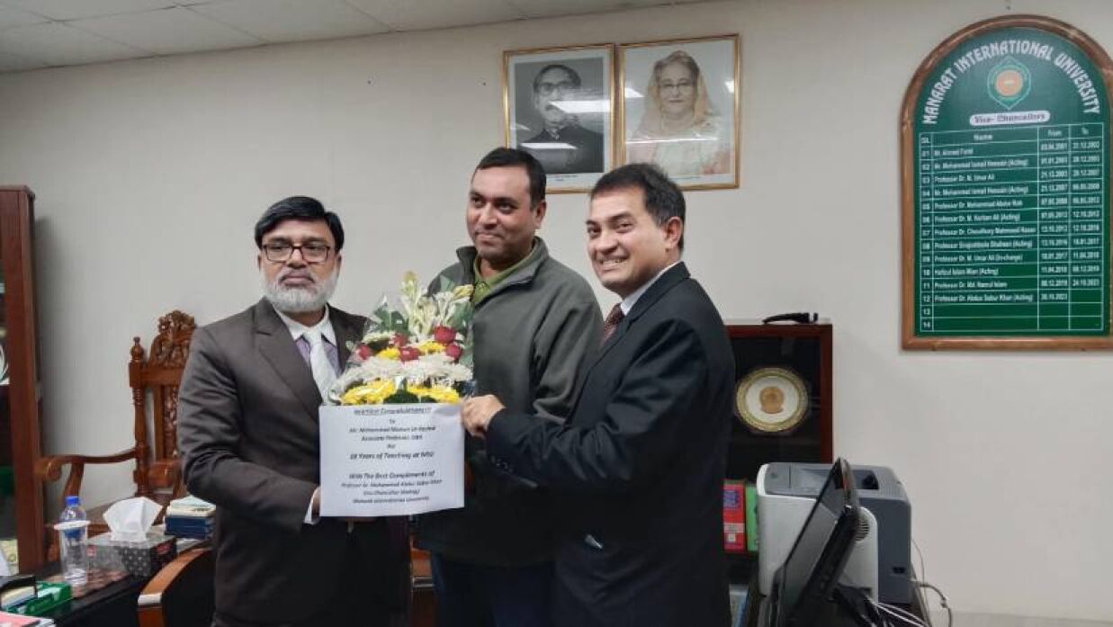 মামুন উর রশীদকে ফুল দিয়ে অভিনন্দন