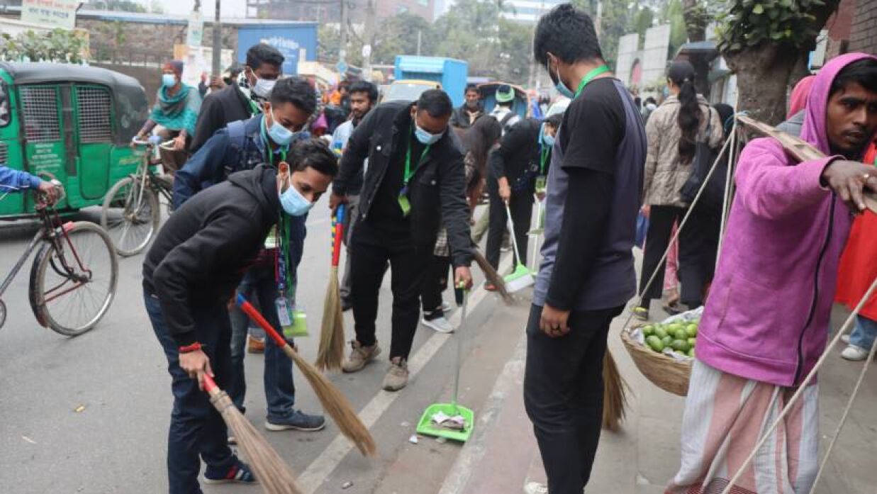 আহ্ছানউল্লা বিশ্ববিদ্যালয়ে দুস্থদের মধ্যে শীতবস্ত্র বিতরণ ও পরিচ্ছন্নতা অভিযান