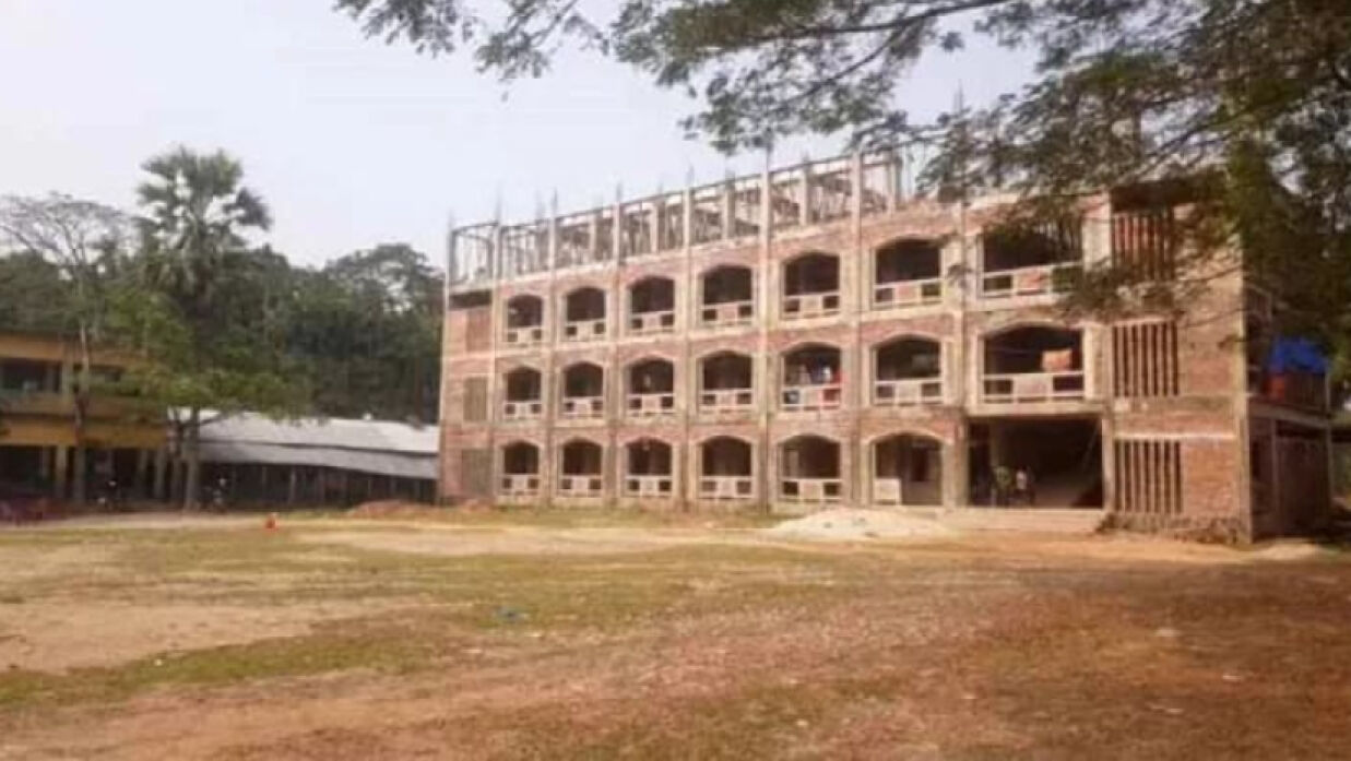 ৫ বছরেও শেষ হয়নি নতুন ভবনের নির্মাণ কাজ, পাঠদান চলছে জরাজীর্ণ কক্ষে