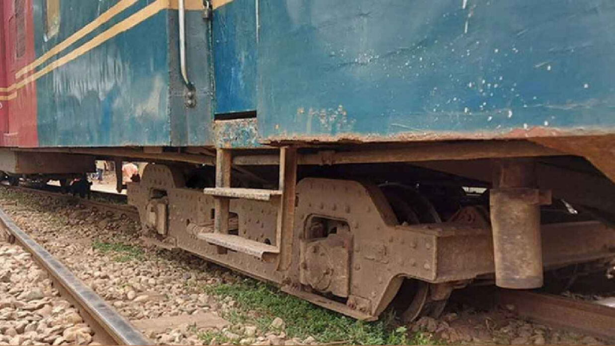 গাজীপুরে ট্রেনের ইঞ্জিন লাইনচ্যুত