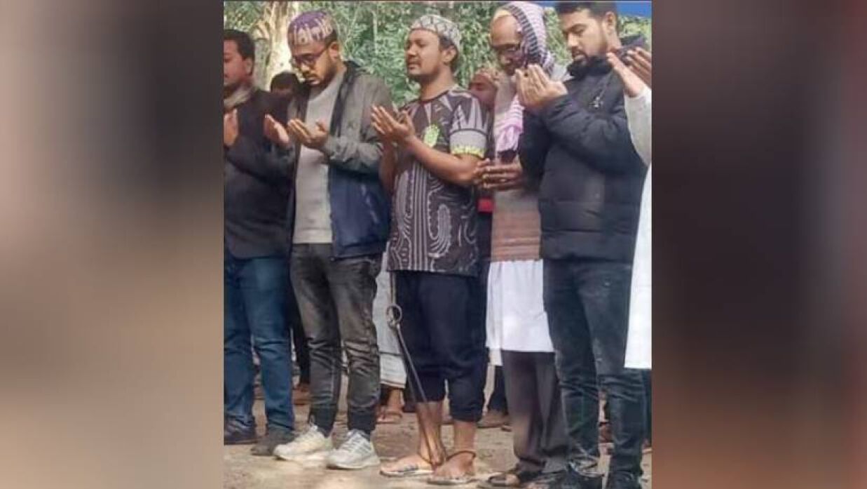 ডান্ডাবেড়ি পরা অবস্থায় বাবার জানাজায় অংশ নিয়েছিলেন ছাত্রদল নেতা মো. নাজমুল মৃধা।