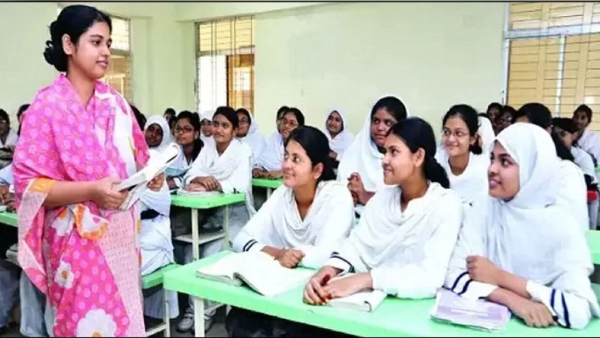 শ্রেণিকক্ষে শিক্ষক