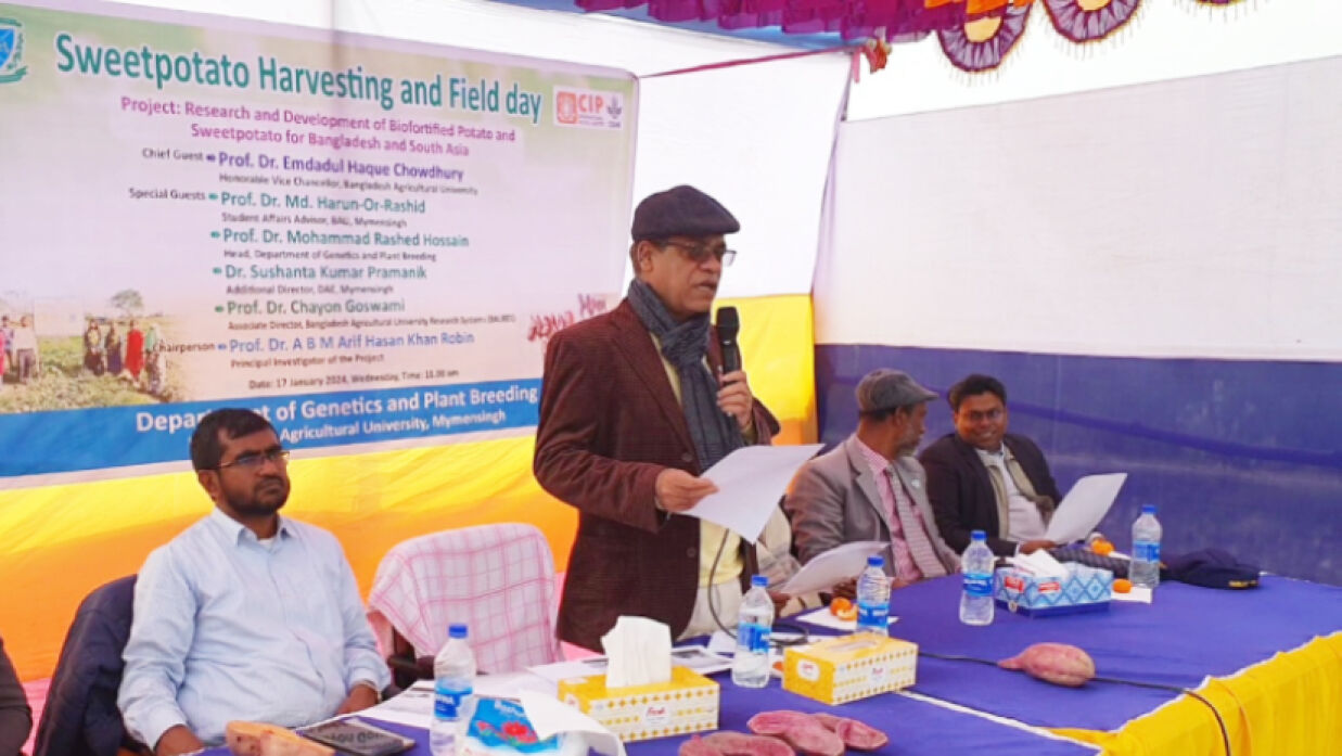 অনুষ্ঠানে বক্তব্য দিচ্ছেন বাকৃবি উপাচার্য