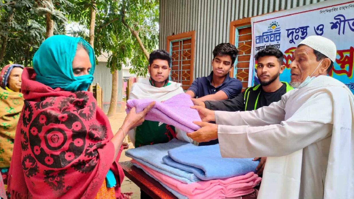 শীতার্তদের মুখে হাসি ফোটাল এসআই কামরুজ্জামানের বাতিঘর আদর্শ পাঠাগার