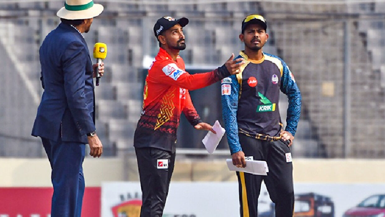 টস জিতে বোলিং করার সিদ্ধান্ত দুর্দান্ত ঢাকার