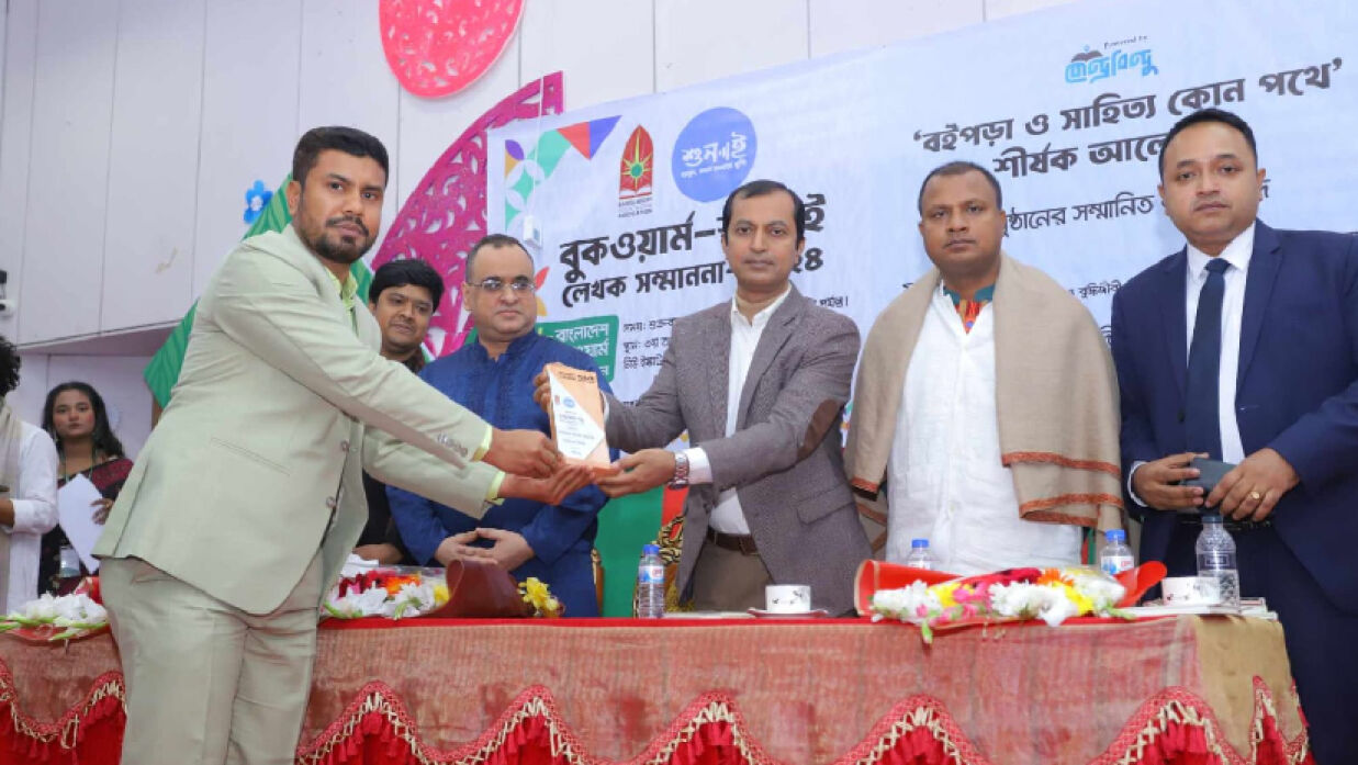 বিশেষ সম্মাননা স্মারক গ্রহণ করছেন বাতিঘর আদর্শ পাঠাগারের প্রতিষ্ঠাতা মো. কামরুজ্জামান
