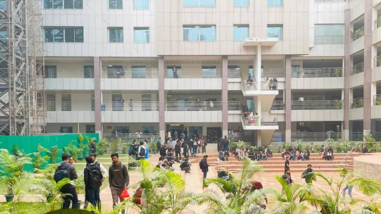 ক্যাম্পাসে ফিরতে পেরে উচ্ছ্বাসিত শিক্ষার্থীরা