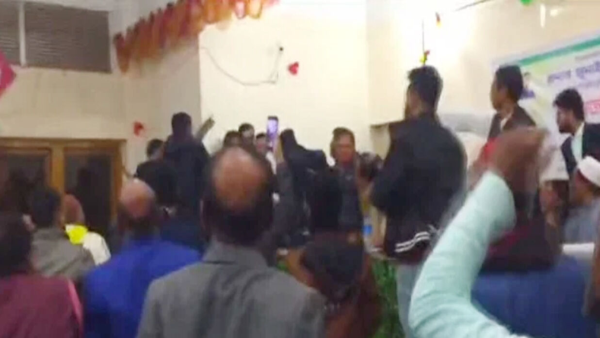 ব্যারিস্টার সুমনের সমালোচনা, আওয়ামী লীগ নেতার দিকে তেড়ে গেলেন সমর্থকেরা