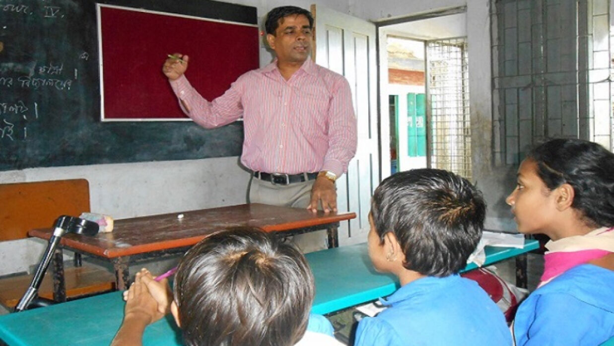 শ্রেণিকক্ষে শিক্ষক