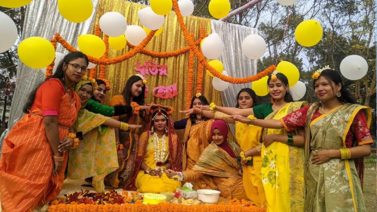 গায়ে হলুদে সহপাঠীদের একাংশ