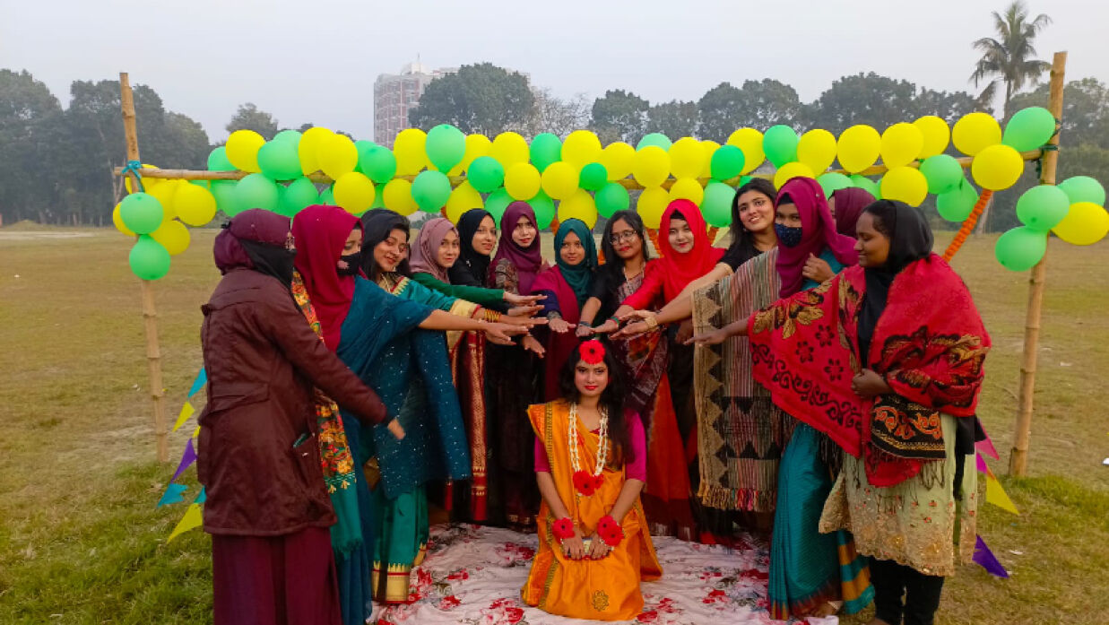 ক্যাম্পাসে ভাসানী বিশ্ববিদ্যালয় ছাত্রীর গায়ে হলুদ, সহপাঠীদের আনন্দ-উৎসব 