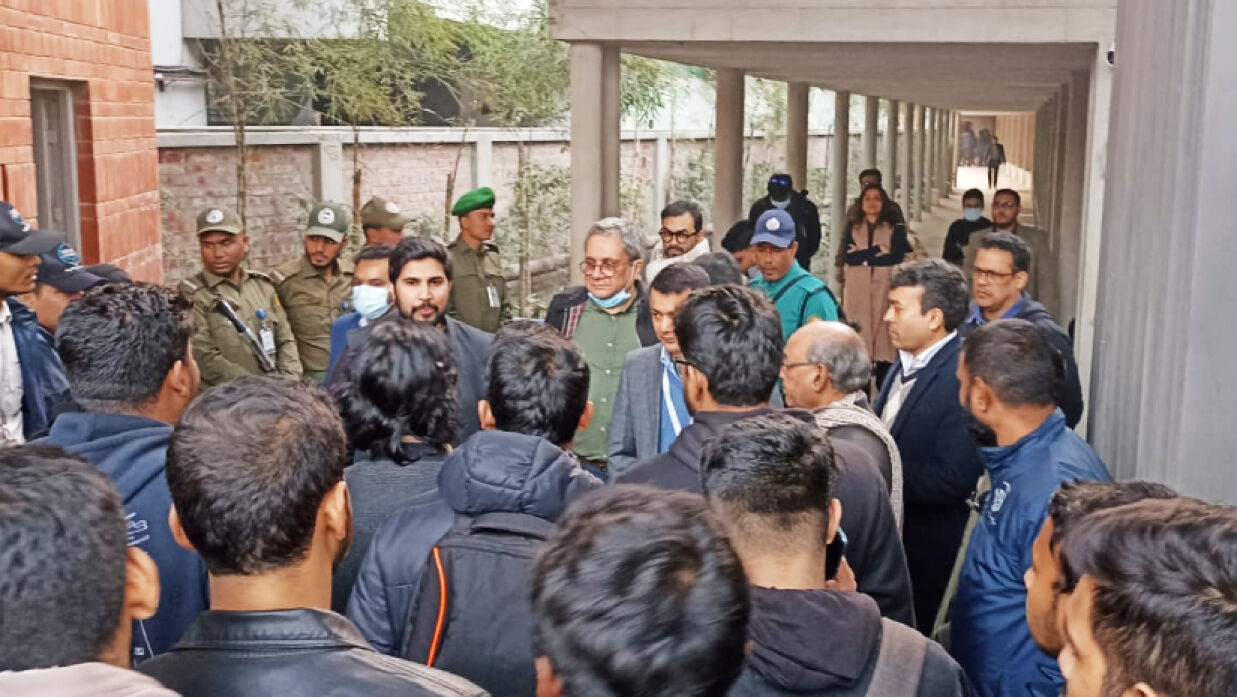 বিশ্ববিদ্যালয়ের মূল ফটকে আন্দোলনরত শিক্ষার্থীরা