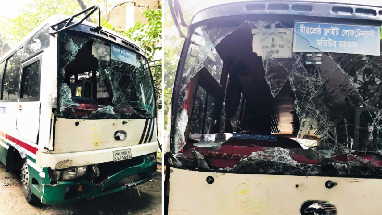 ঘন কুয়াশায় দুর্ঘটনার কবলে তিতুমীর কলেজের বাস