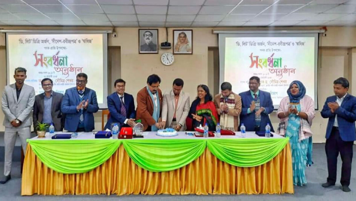 কেক কাটার মধ্য দিয়ে আলোচনা সভা শুরু হয়