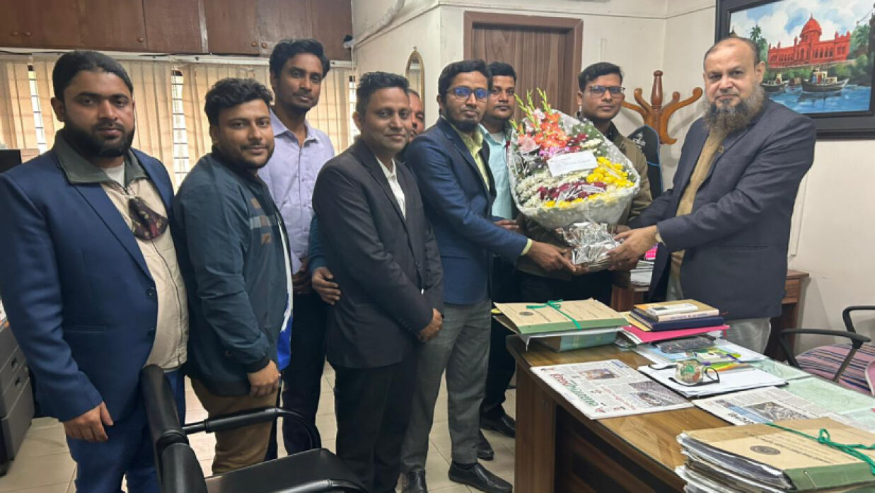 স্মারকলিপি দেওয়া শেষে এনটিআরসিএ’র সচিবকে ফুল দিয়ে শুভেচ্ছা জানানো হয়