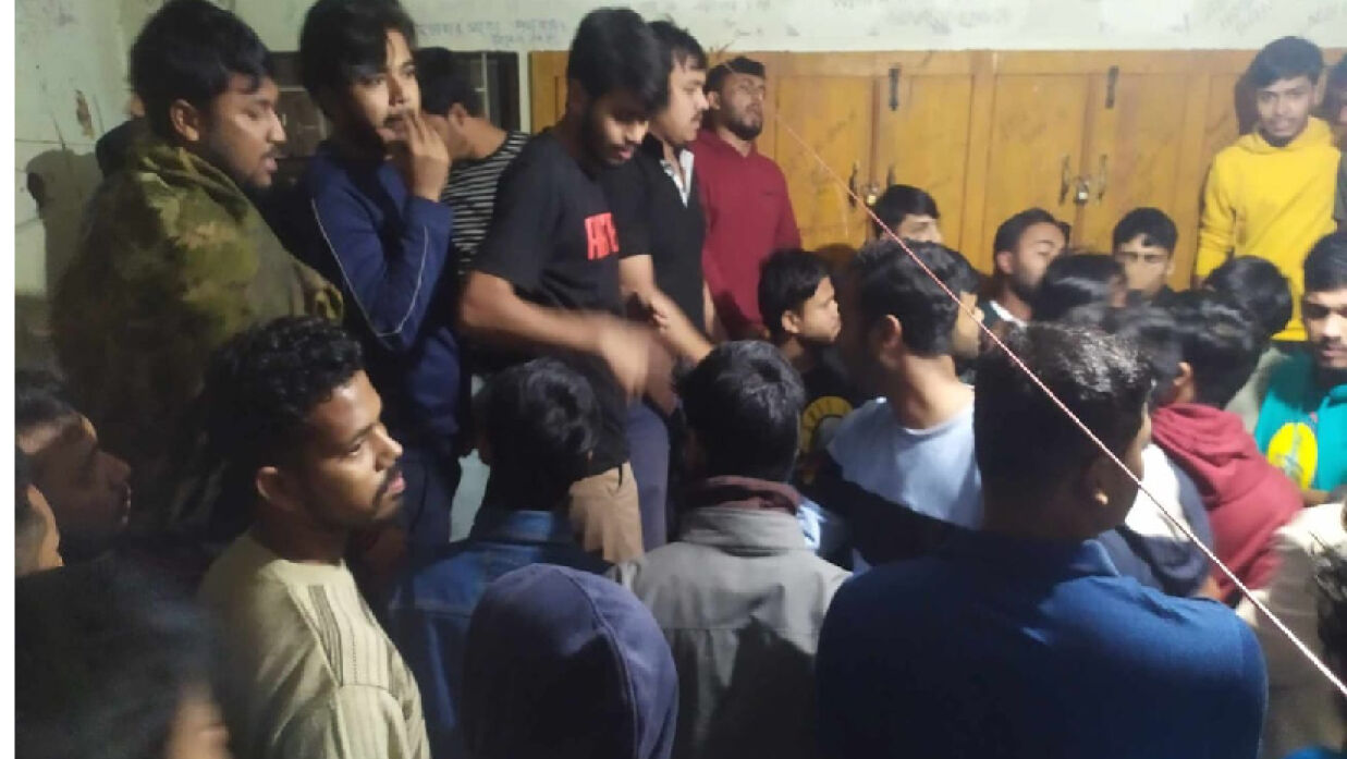বহিরাগত যুবককে পিটিয়েছে হলের আবাসিক শিক্ষার্থীরা
