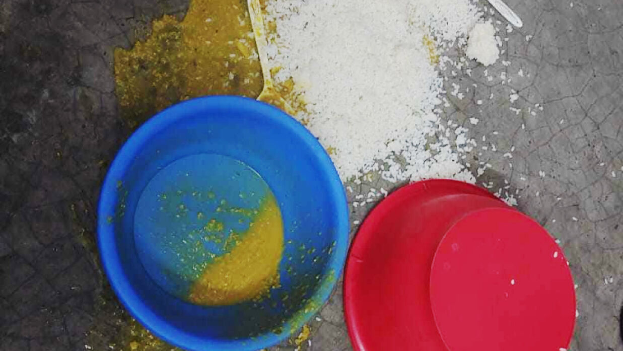 হামলার সময় ভুক্তভোগীরা রাতের খাবার খাচ্ছিলেন বলে জানিয়েছেন