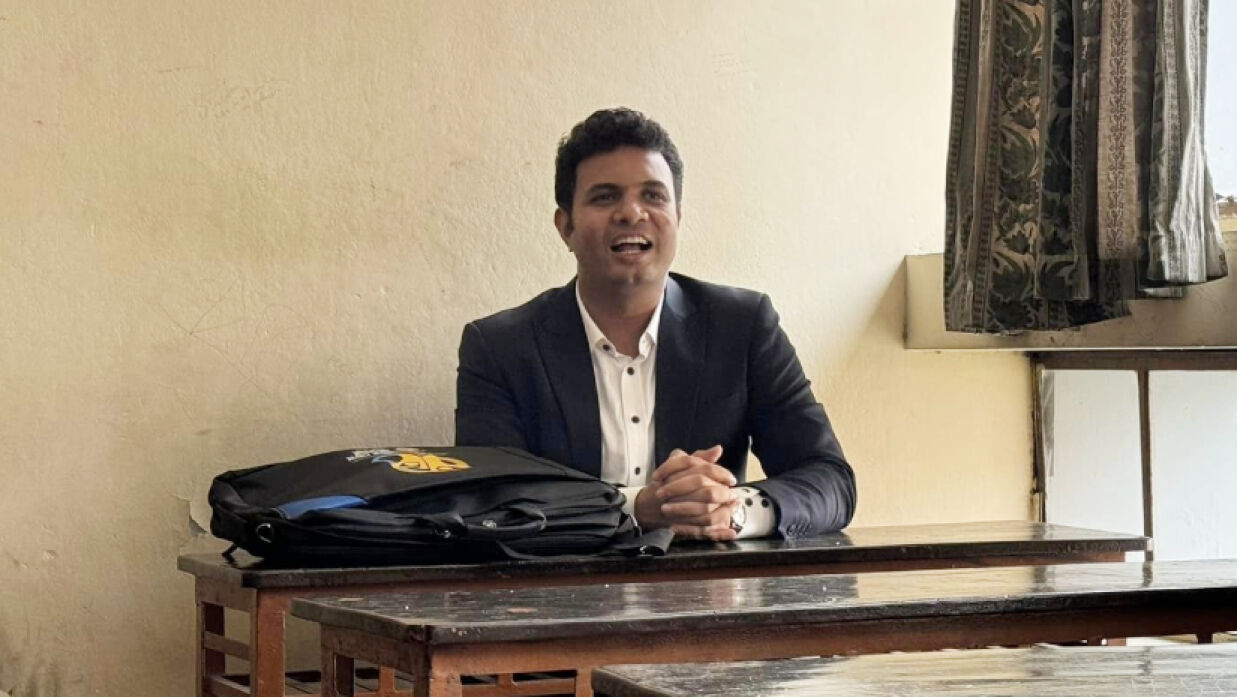 নটর ডেম কলেজের পেছনের বেঞ্চে উচ্ছ্বসিত  সাদ্দাম