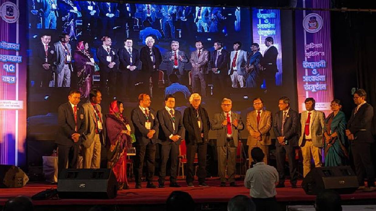 ঢাবি অ্যালামনাইয়ের বছরব্যাপী কর্মসূচির উদ্বোধন, সংবর্ধনা পেলেন পাঁচজন