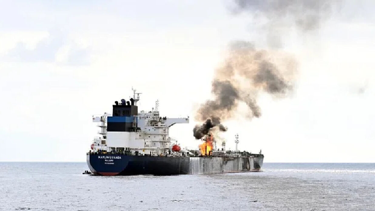 ক্ষেপণাস্ত্রের আঘাতে মার্লিন লুয়ান্ডা নামের জাহাজে আগুন ধরে যায়