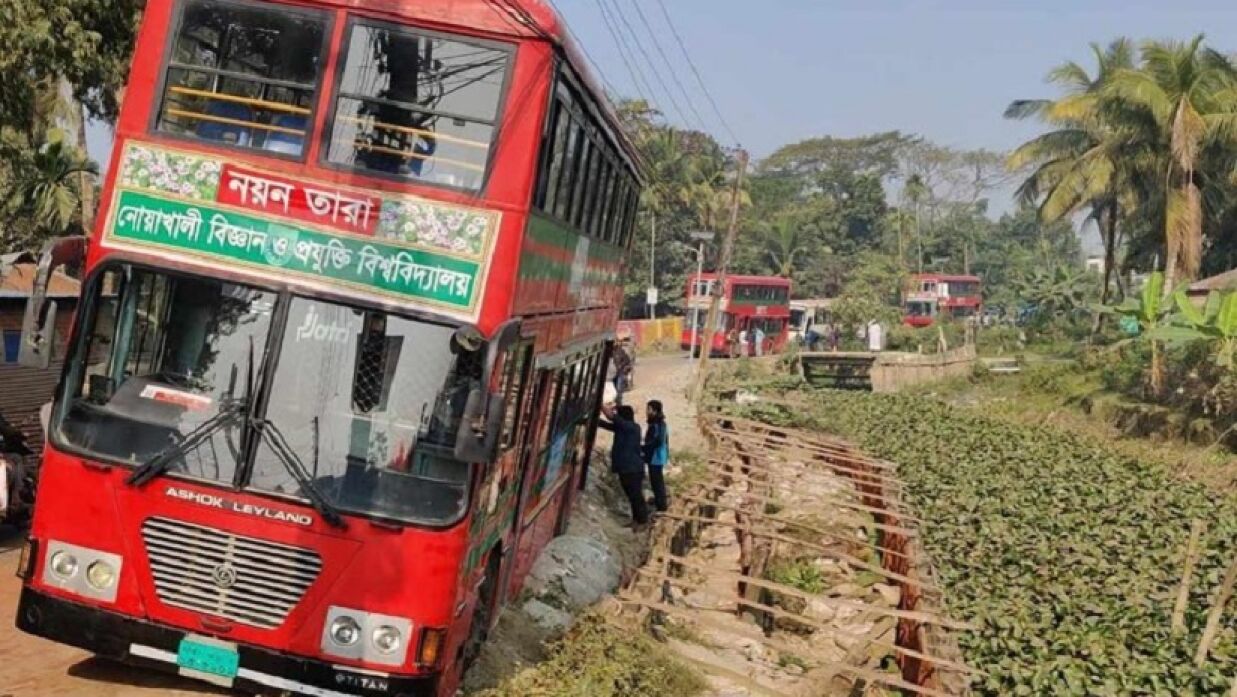 দুর্ঘটনাকবলিত নোবিপ্রবি শিক্ষার্থীদের বহনকারী বাস
