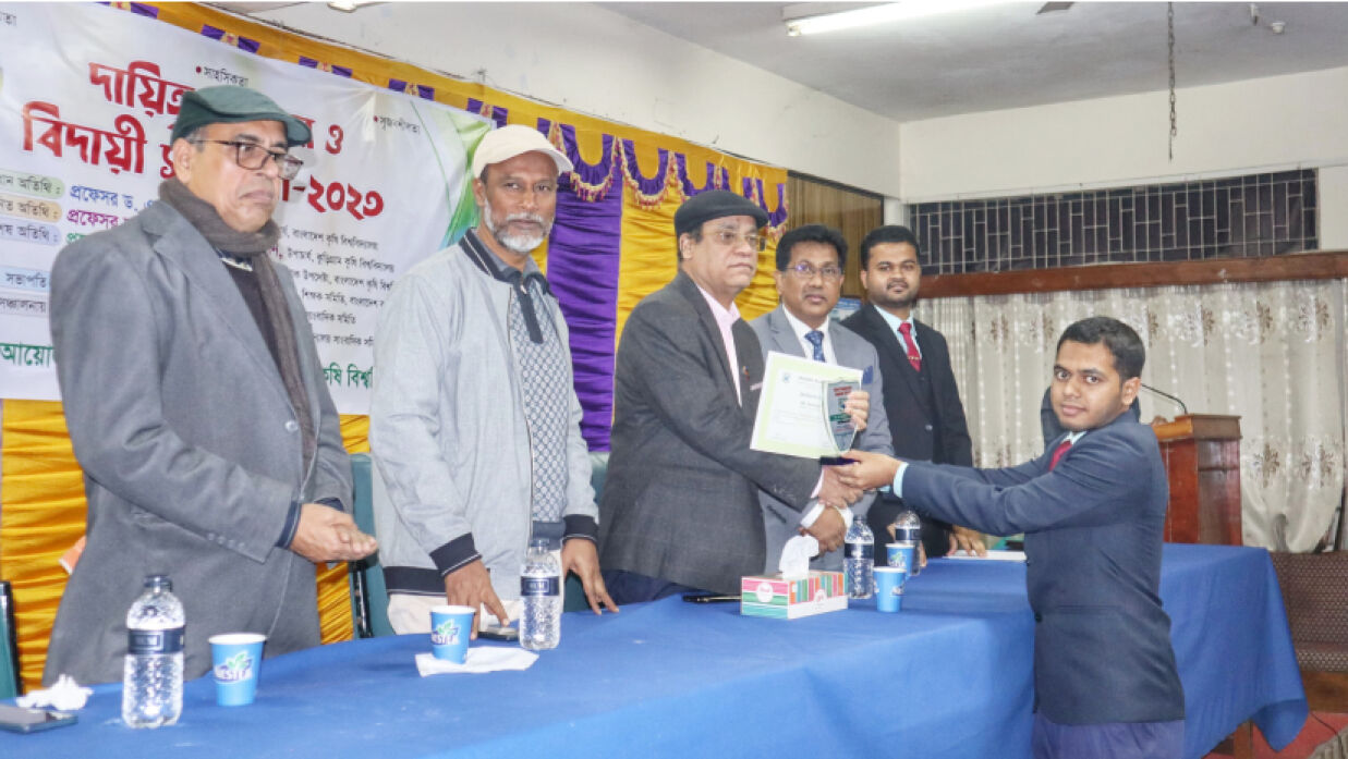 সম্মাননা স্মারক ও সনদপত্র তুলে দেন অনুষ্ঠানের প্রধান অতিথি বাকৃবি উপাচার্য অধ্যাপক ড. এমদাদুল হক চৌধুরী এবং সম্মানিত অতিথি কুড়িগ্রাম কৃষি বিশ্ববিদ্যালয়ের উপাচার্য অধ্যাপক ড. এ কে এম জাকির হোসেন