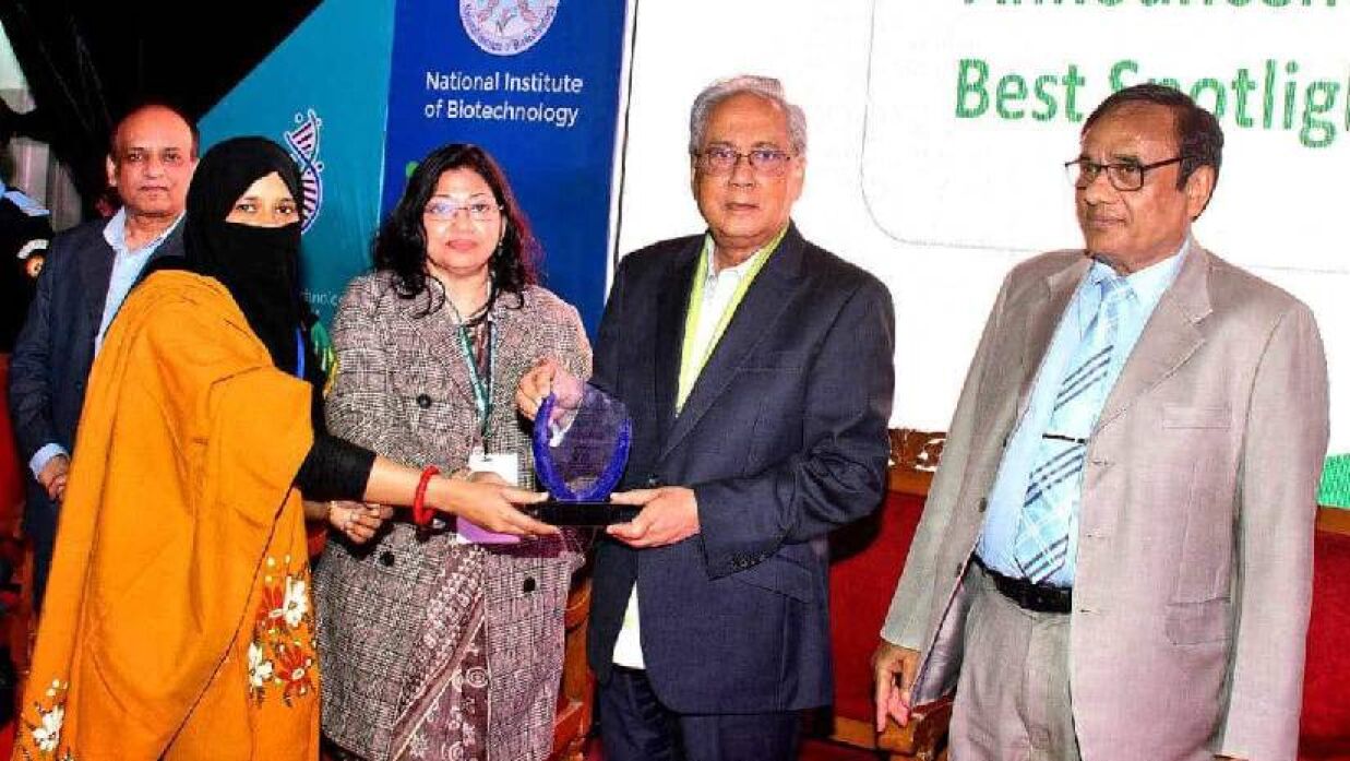 স্পটলাইট টকে চ্যাম্পিয়ন হয়ে অতিথির কাছ থেকে পুরস্কার নিচ্ছেন মাভাবিপ্রবি শিক্ষার্থী সিরাতুল কুবরা সিফাত