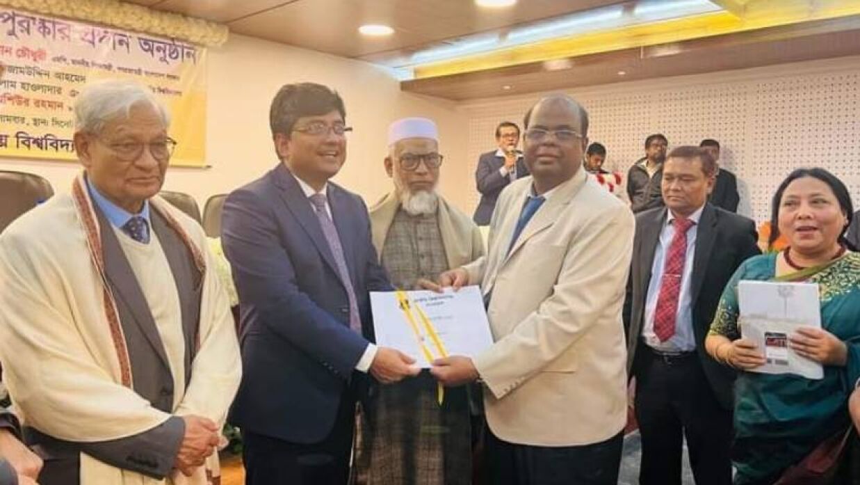 বিজয়ী কলেজের অধ্যক্ষবৃন্দের মাঝে পুরস্কার ও সম্মাননা প্রদান করা হয়